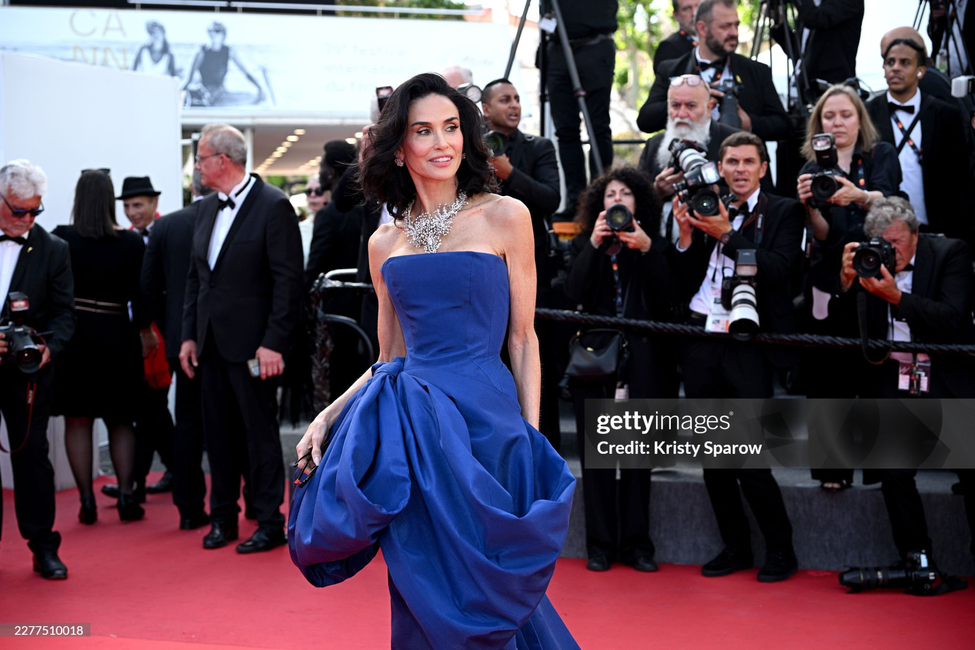 Thảm đỏ Cannes ngày 10: Demi Moore lên đồ 