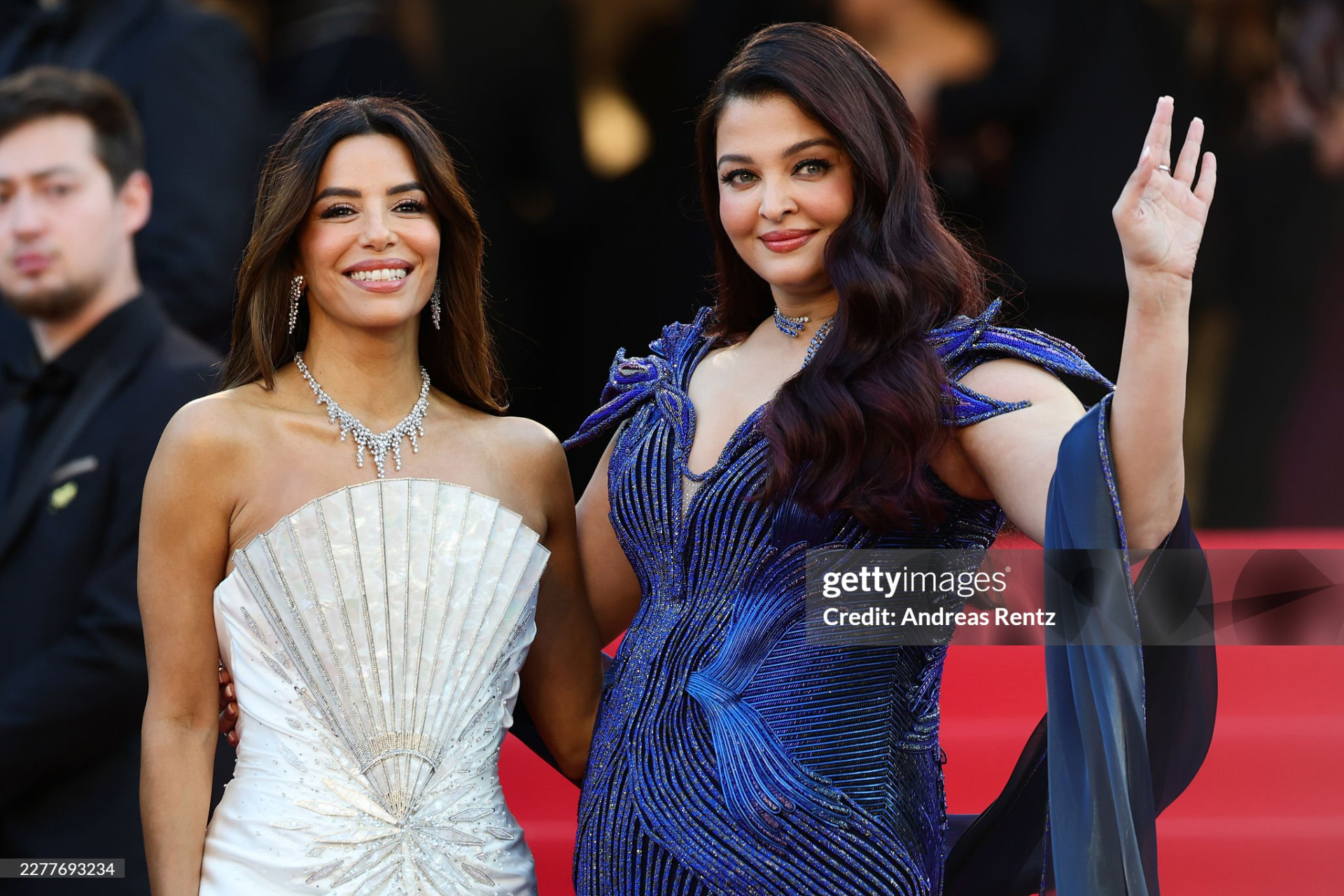 Thảm đỏ Cannes ngày 11: Eva Longoria đọ sắc Hoa hậu Thế giới, "tiên nữ" ôm bình hoa át cả biểu tượng Ý- Ảnh 9.