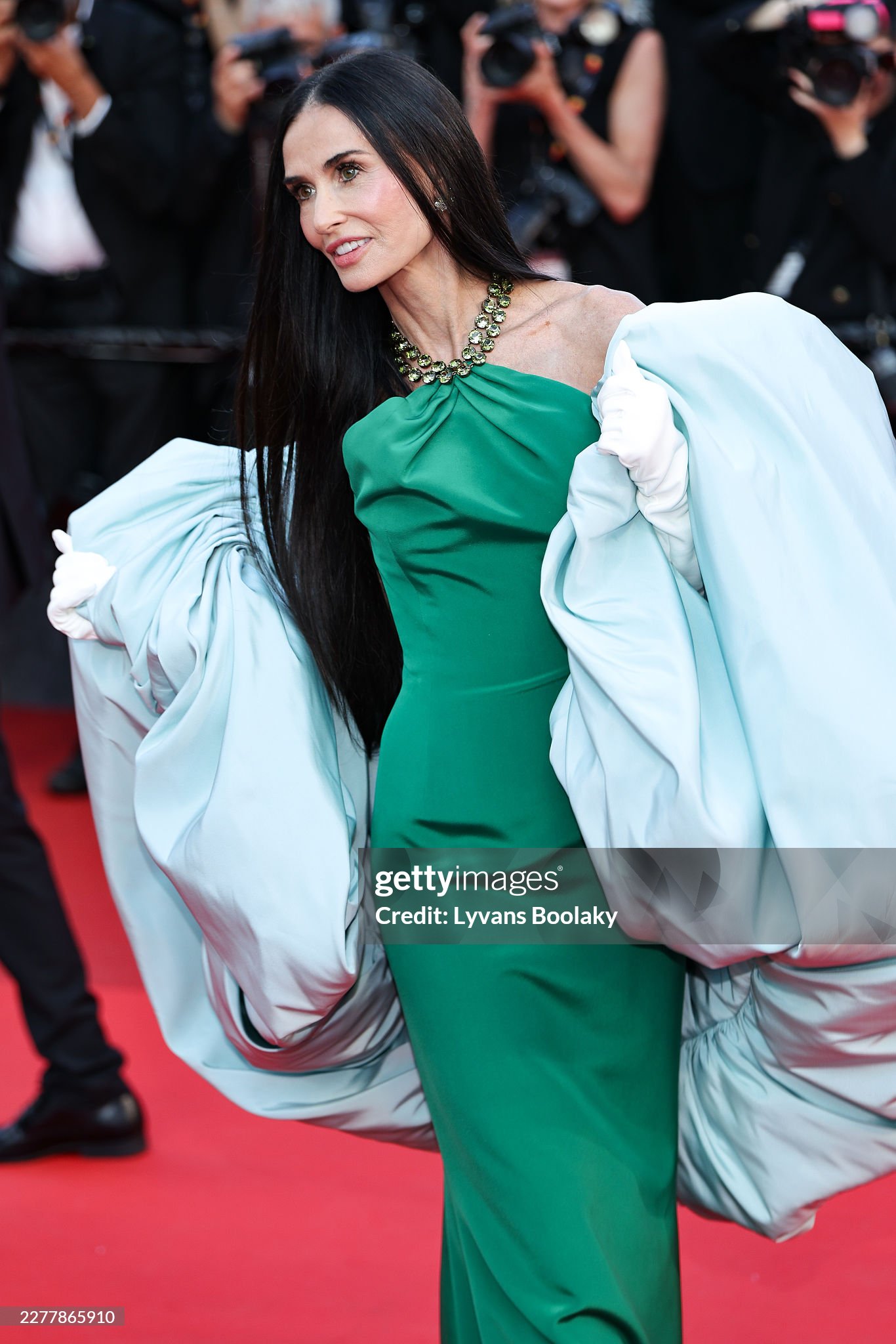 Thảm đỏ bế mạc Cannes 2026: "Thiên thần nội y" tóc hồng chiếm trọn spotlight, sao phim Avatar tình tứ hôn chồng- Ảnh 8.
