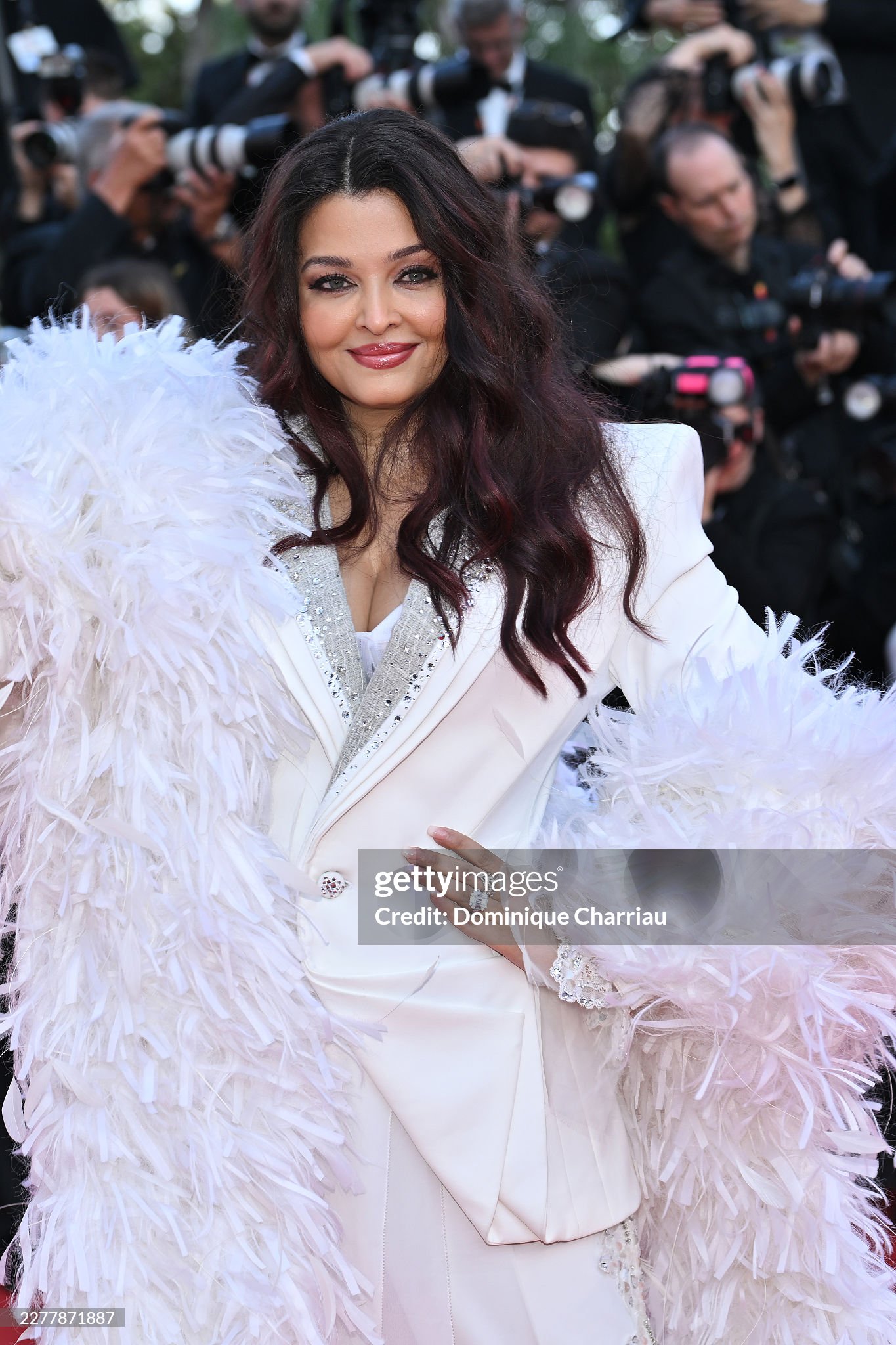 Thảm đỏ bế mạc Cannes 2026: "Thiên thần nội y" tóc hồng chiếm trọn spotlight, sao phim Avatar tình tứ hôn chồng- Ảnh 20.