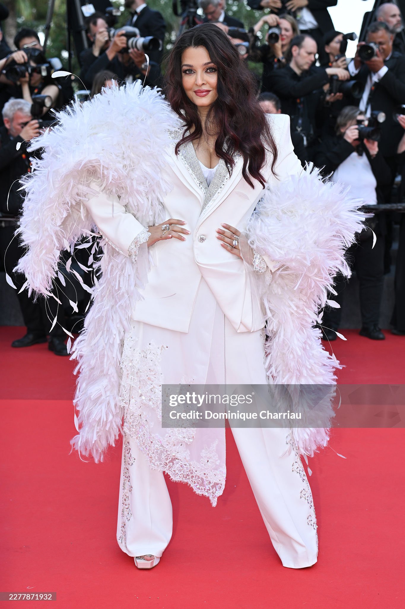 Thảm đỏ bế mạc Cannes 2026: "Thiên thần nội y" tóc hồng chiếm trọn spotlight, sao phim Avatar tình tứ hôn chồng- Ảnh 19.