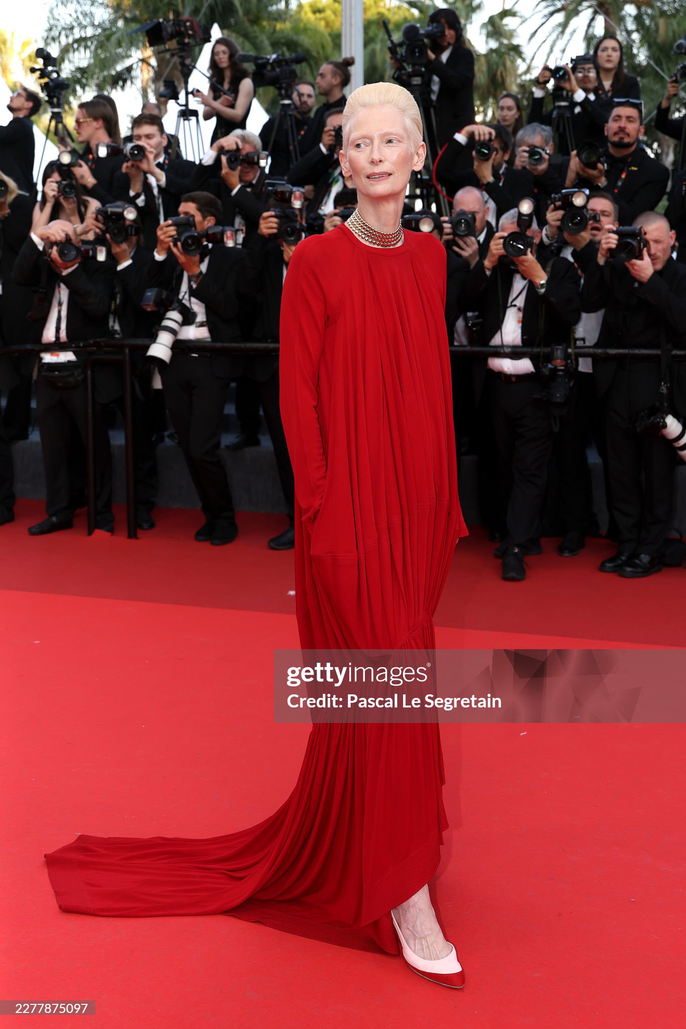 Thảm đỏ bế mạc Cannes 2026: "Thiên thần nội y" tóc hồng chiếm trọn spotlight, sao phim Avatar tình tứ hôn chồng- Ảnh 26.