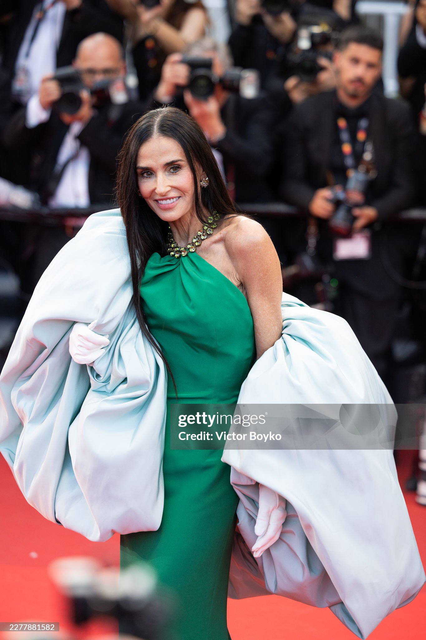 Thảm đỏ bế mạc Cannes 2026: "Thiên thần nội y" tóc hồng chiếm trọn spotlight, sao phim Avatar tình tứ hôn chồng- Ảnh 7.