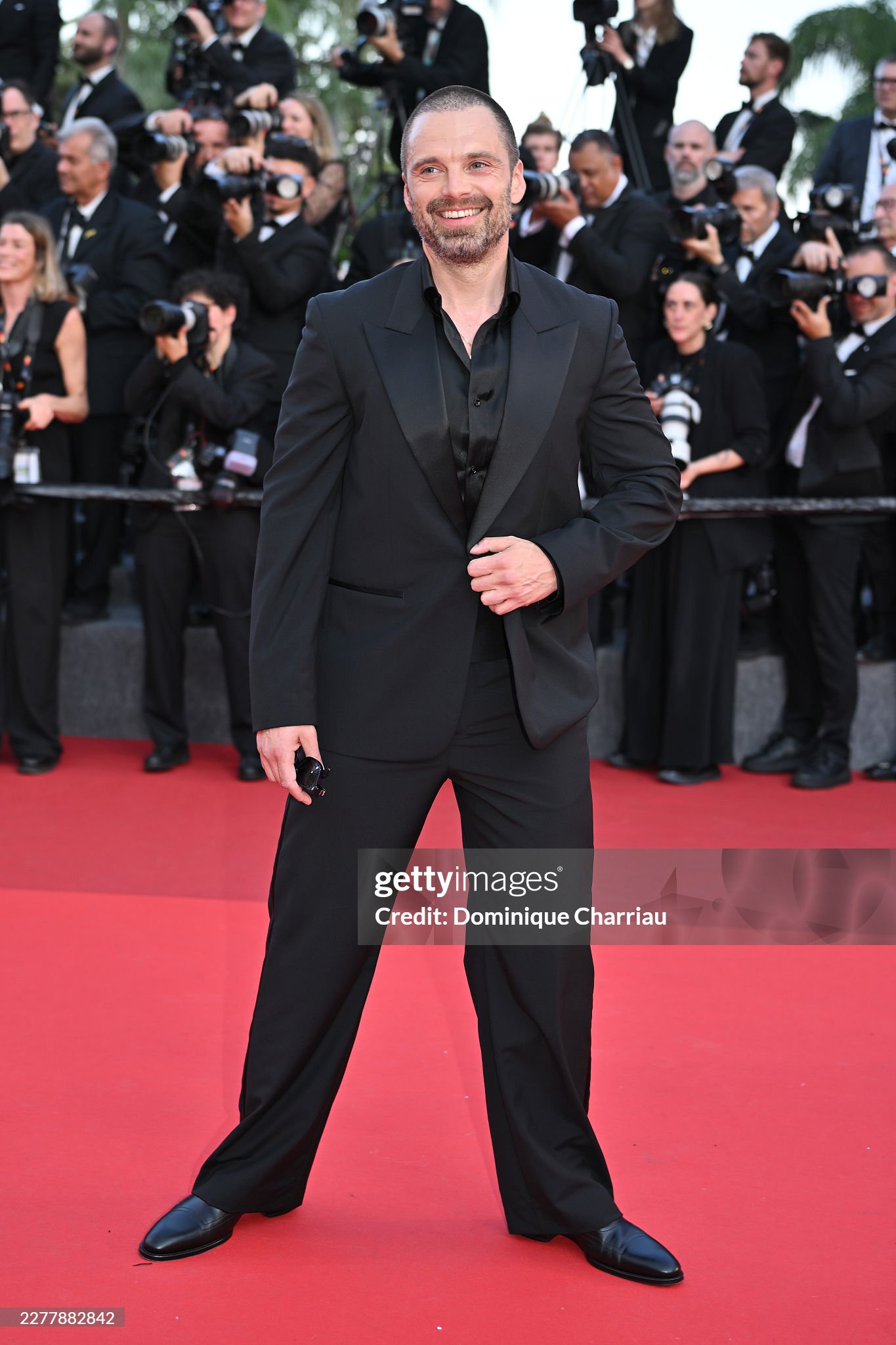 Thảm đỏ bế mạc Cannes 2026: "Thiên thần nội y" tóc hồng chiếm trọn spotlight, sao phim Avatar tình tứ hôn chồng- Ảnh 24.