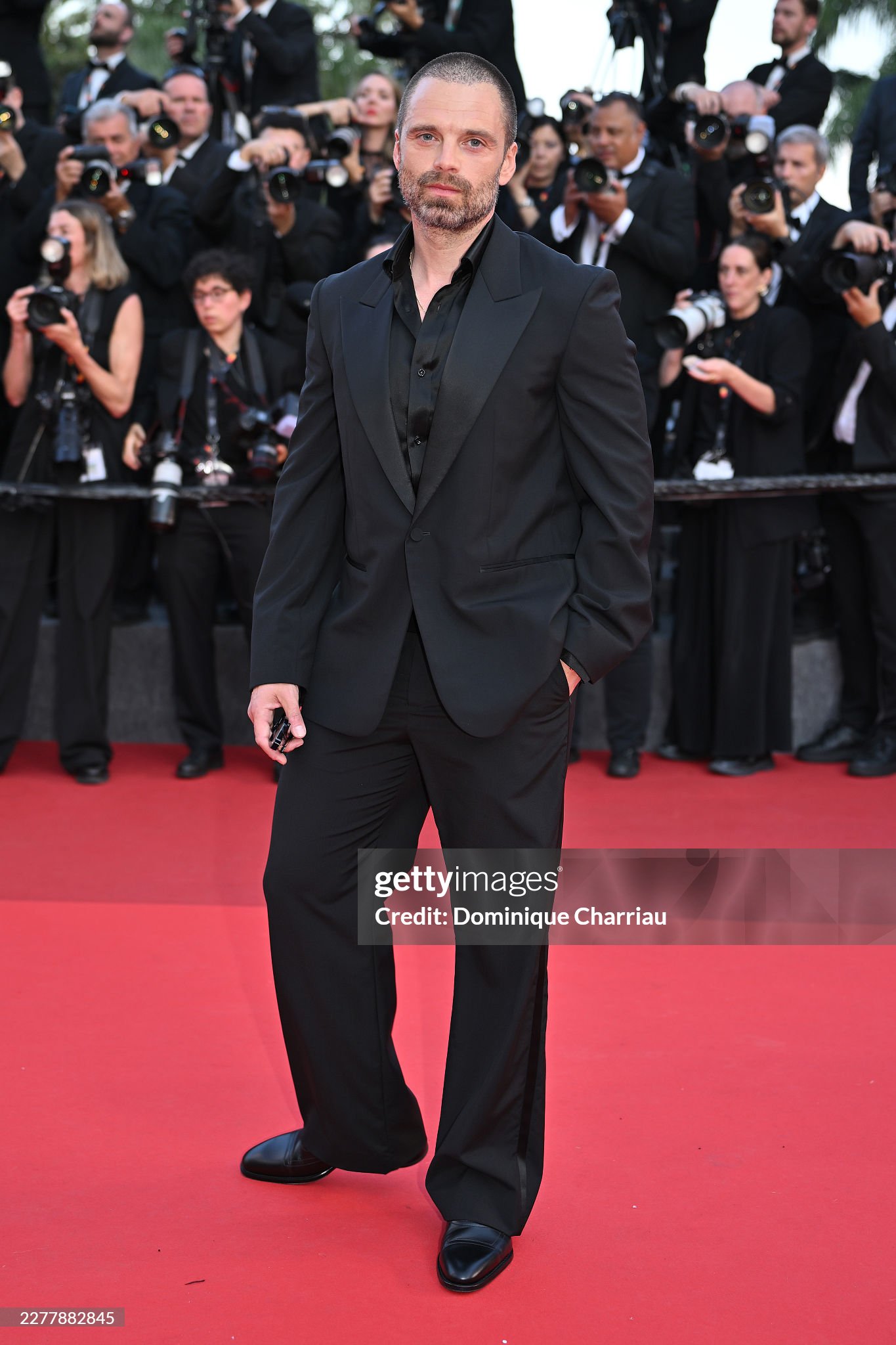 Thảm đỏ bế mạc Cannes 2026: "Thiên thần nội y" tóc hồng chiếm trọn spotlight, sao phim Avatar tình tứ hôn chồng- Ảnh 23.