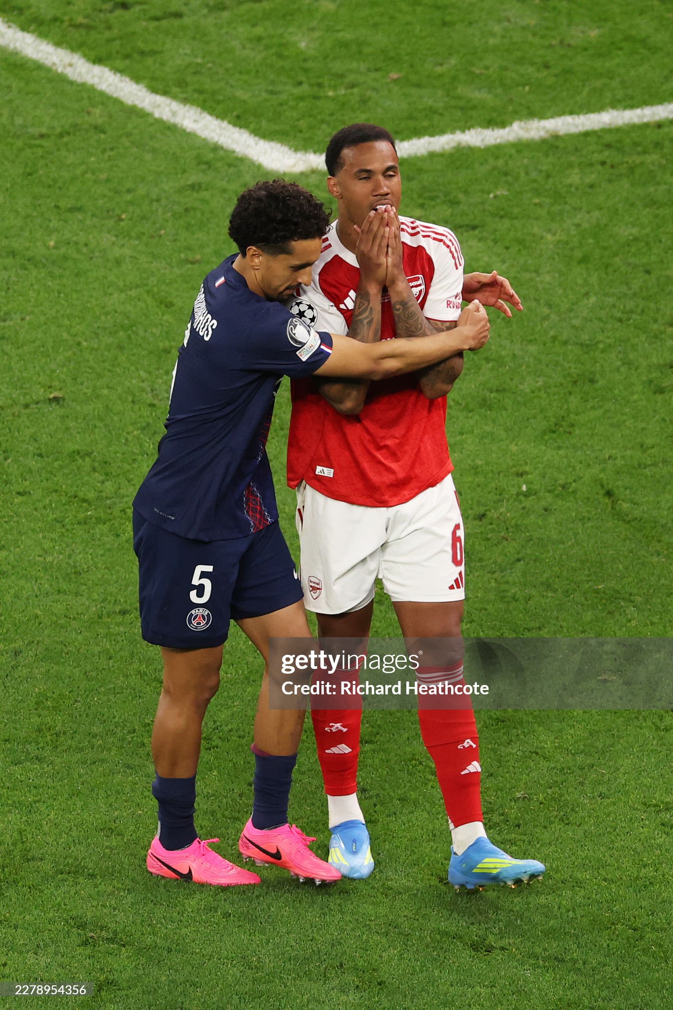 Arsenal nhận thất bại đau đớn sau loạt sút luân lưu, PSG bảo vệ thành công ngô vô địch Champions League - Ảnh 2.