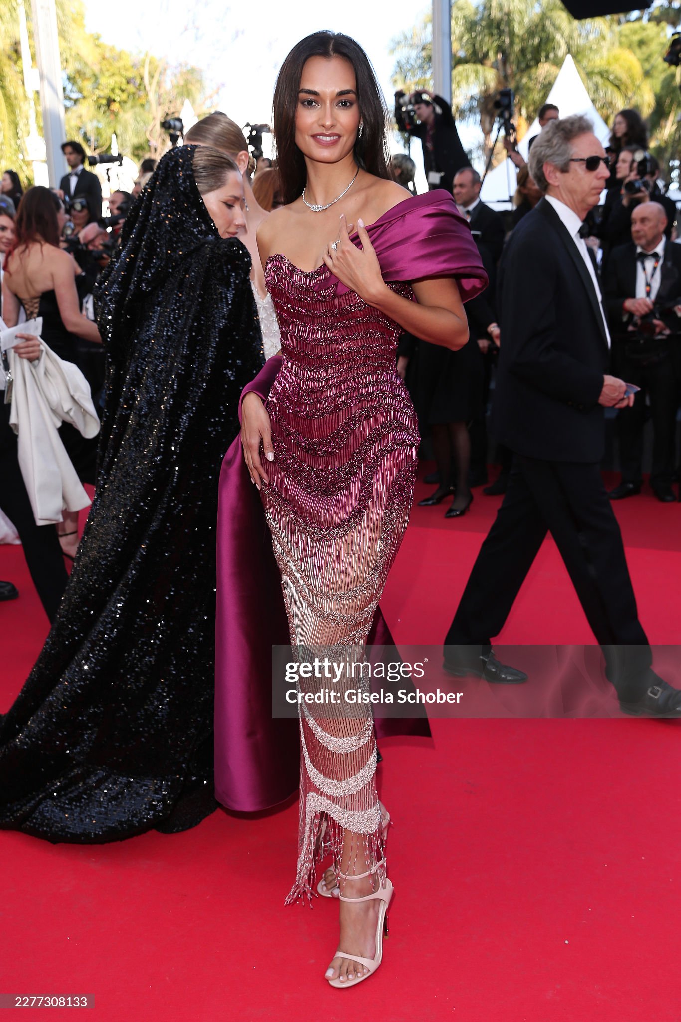 LHP Cannes ngày 9: Bella Hadid hở bạo "chặt chém", ca sĩ Trung Quốc 18 tuổi "đại náo" thảm đỏ- Ảnh 20.