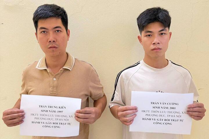 Tạm giữ 2 anh em xông vào quán cắt tóc hành hung phụ nữ đang ôm con nhỏ- Ảnh 1.
