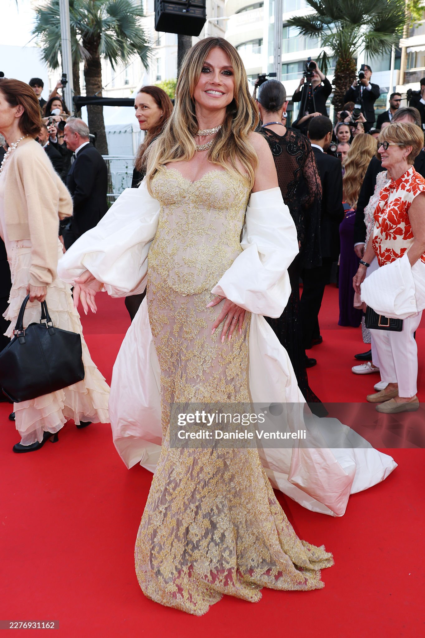 LHP Cannes ngày 7: Vợ Ronaldo khoe body "ngồn ngộn", siêu mẫu Coco Rocha "thị phạm" tạo dáng ngay trên thảm đỏ- Ảnh 16.
