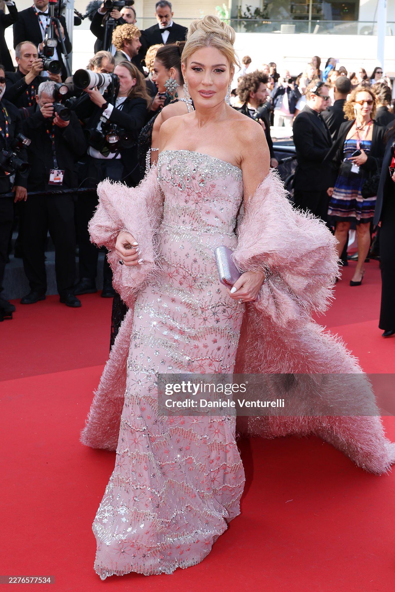Thảm đỏ Cannes ngày 5: "Chị đại" Chompoo Araya chiếm trọn spotlight, siêu mẫu Nga ngang nhiên hở bạo phạm quy- Ảnh 34.