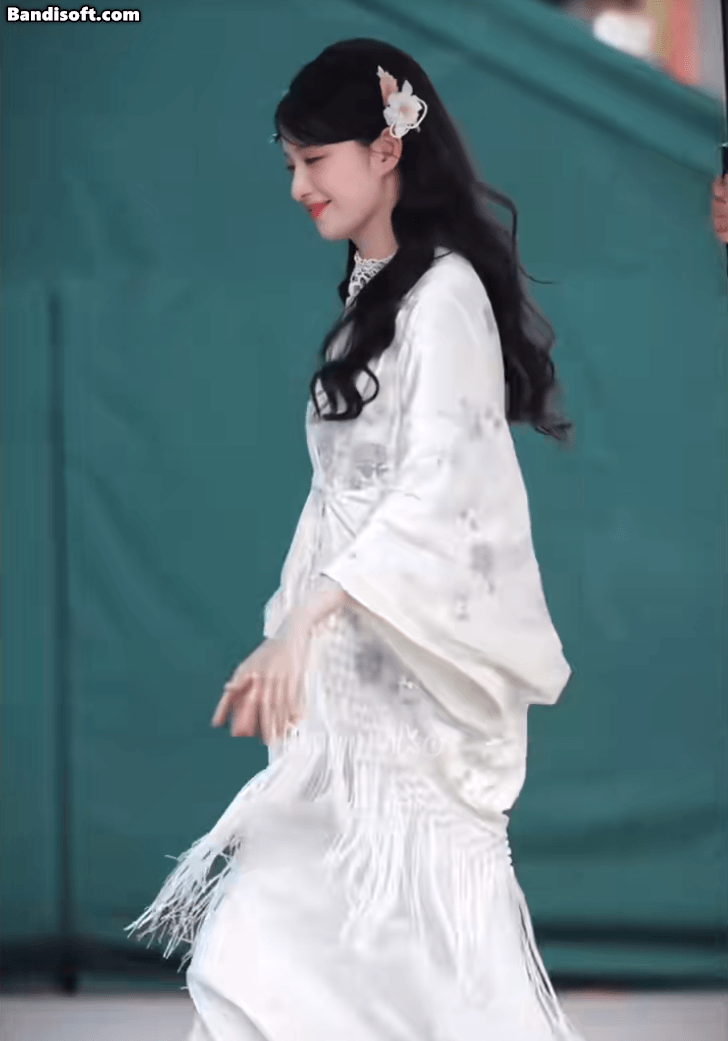 Giờ mới hiểu mỹ nhân da trắng hơn tuyết, mặt đẹp hơn trăng là thế nào: Nhìn phát mê liền, có là yêu quái cũng yêu- Ảnh 4.