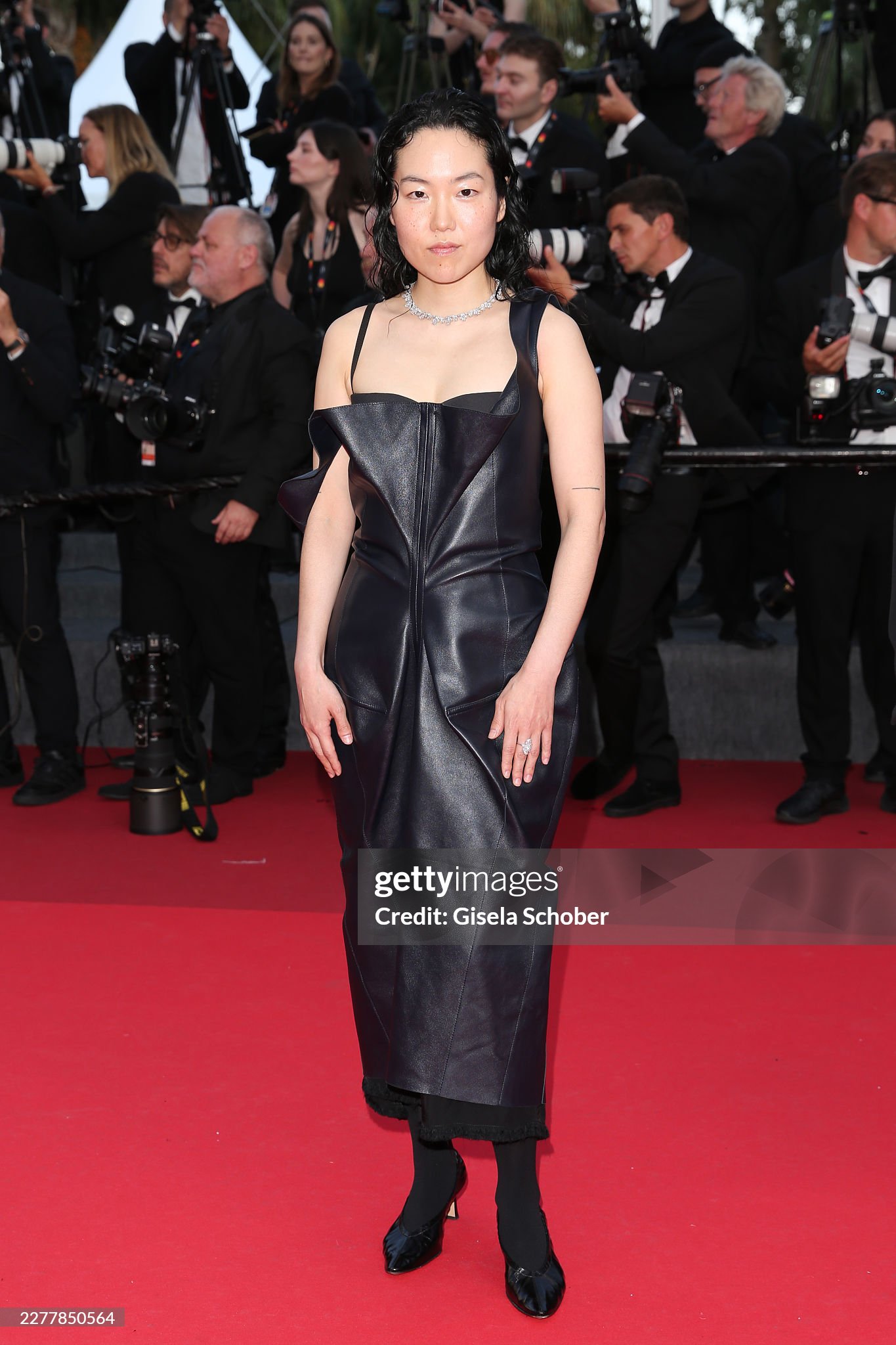 Thảm đỏ bế mạc Cannes 2026: "Thiên thần nội y" tóc hồng chiếm trọn spotlight, sao phim Avatar tình tứ hôn chồng- Ảnh 36.