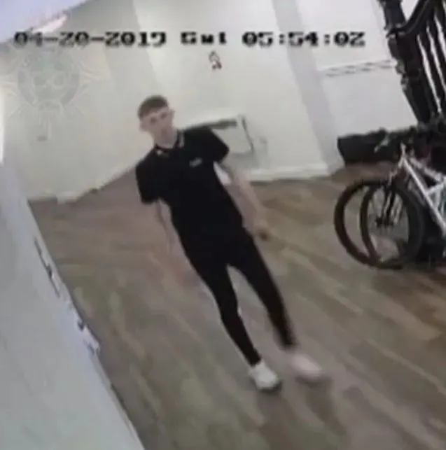 Công bố đoạn CCTV gây sốc: Khoảnh khắc lạnh người của cầu thủ bán chuyên sau khi cưỡng hiếp, sát hại thiếu nữ 18 tuổi - Ảnh 3.