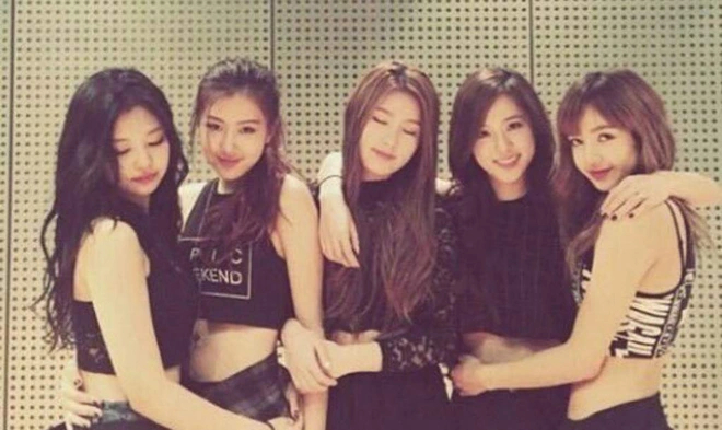 Phẫn nộ cảnh "thành viên hụt" BLACKPINK bị quấy rối ngay giữa sự kiện- Ảnh 4.