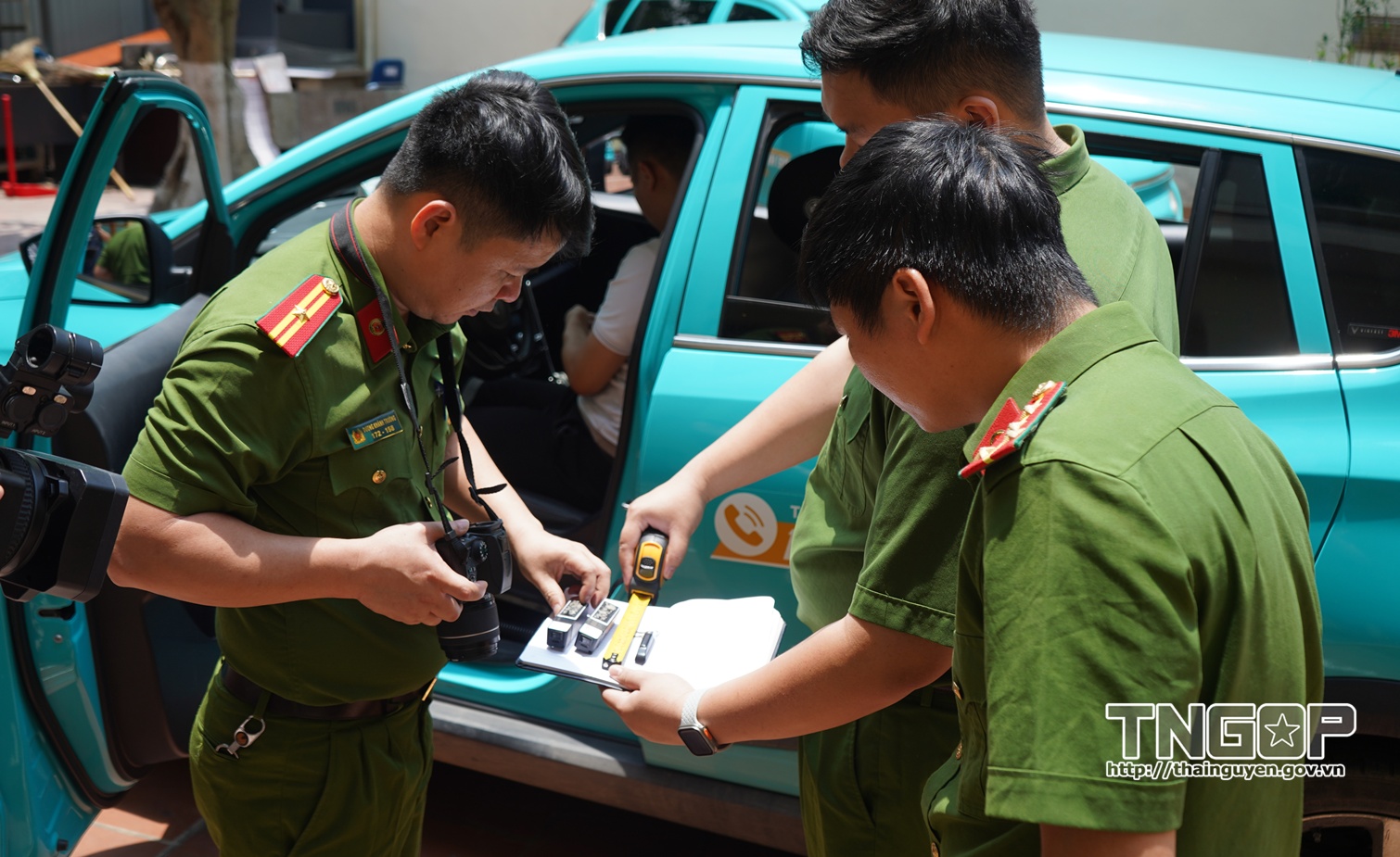 Bắt 4 tài xế lắp thiết bị điện tử trên taxi điện nhằm chiếm đoạt tiền- Ảnh 2.