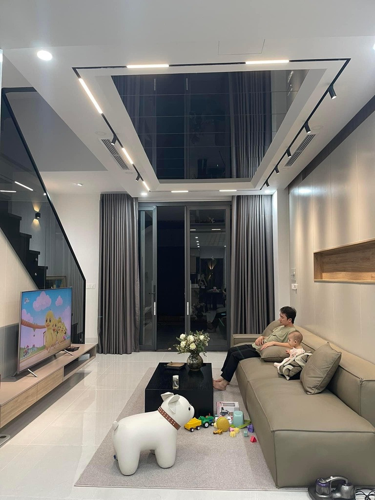 Nam nghệ sĩ U40 cưới vợ đẹp như 
