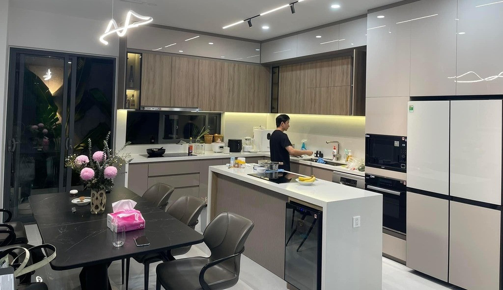 Nam nghệ sĩ U40 cưới vợ đẹp như 