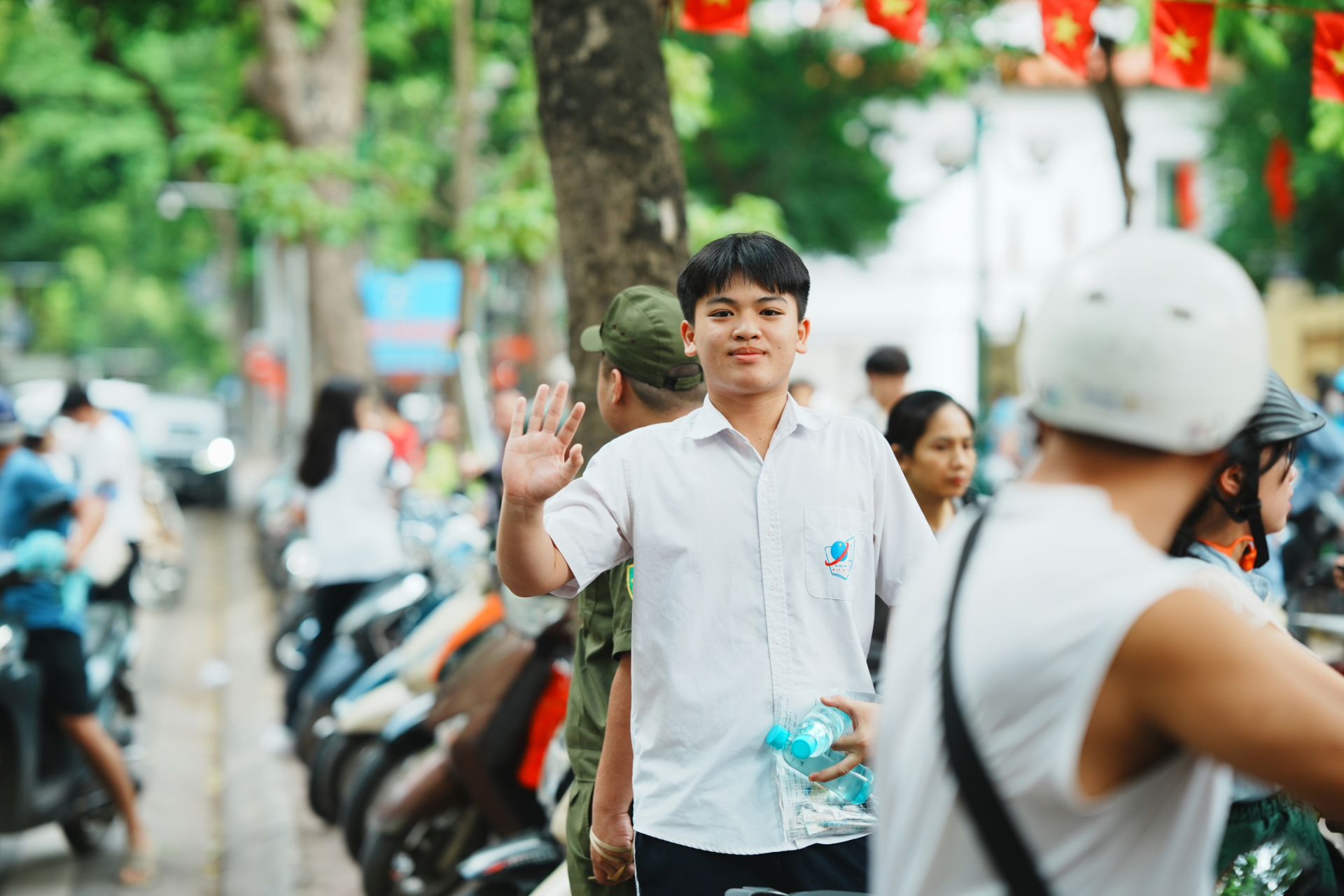 Hết giờ làm bài môn Văn thi vào lớp 10 Hà Nội: Đề bàn về thực trạng
