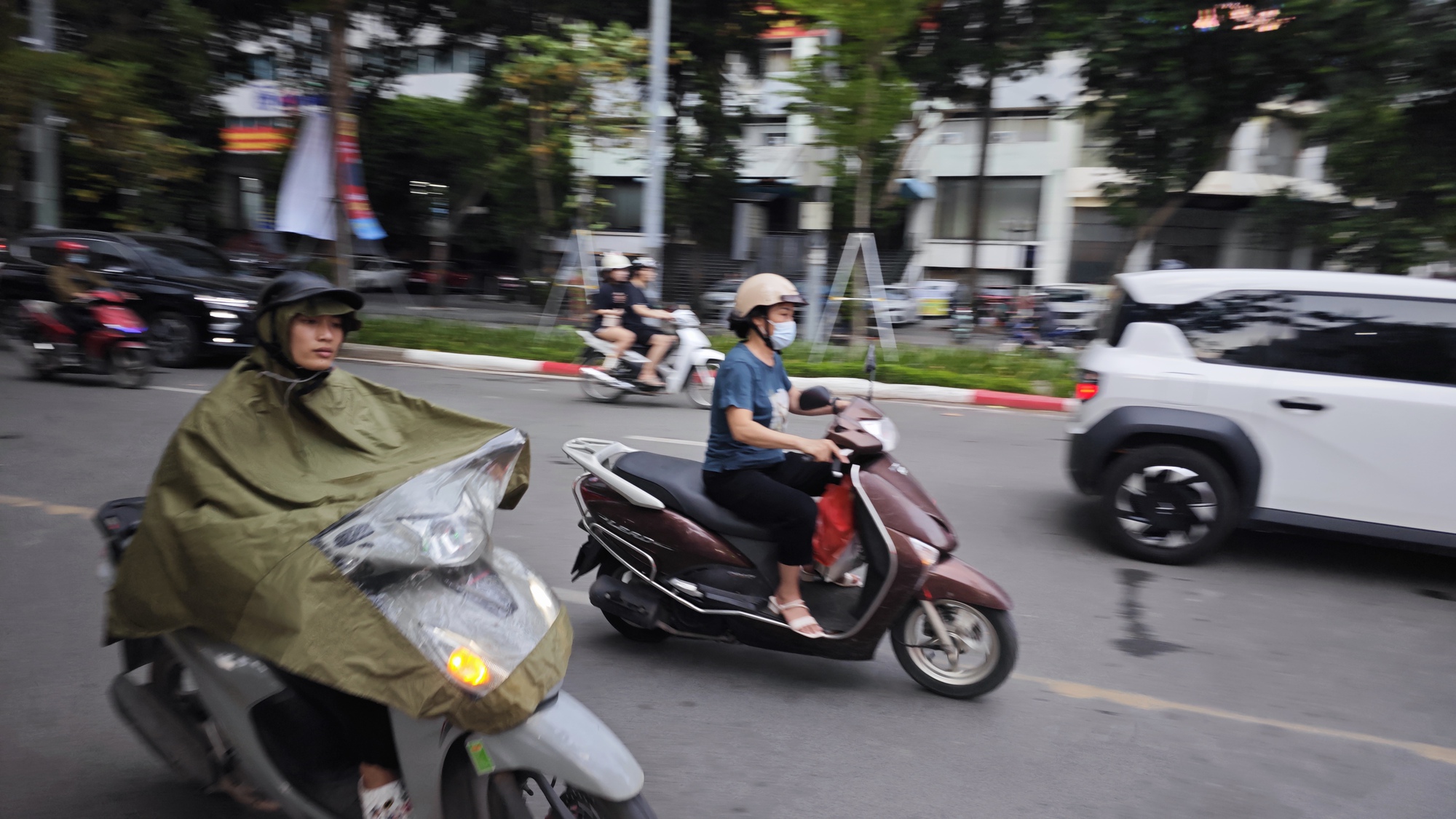 Ảnh, clip: Hà Nội tối đen vì mưa lớn, sấm chớp sáng rực bầu trời khiến ai nấy giật mình - Ảnh 4.
