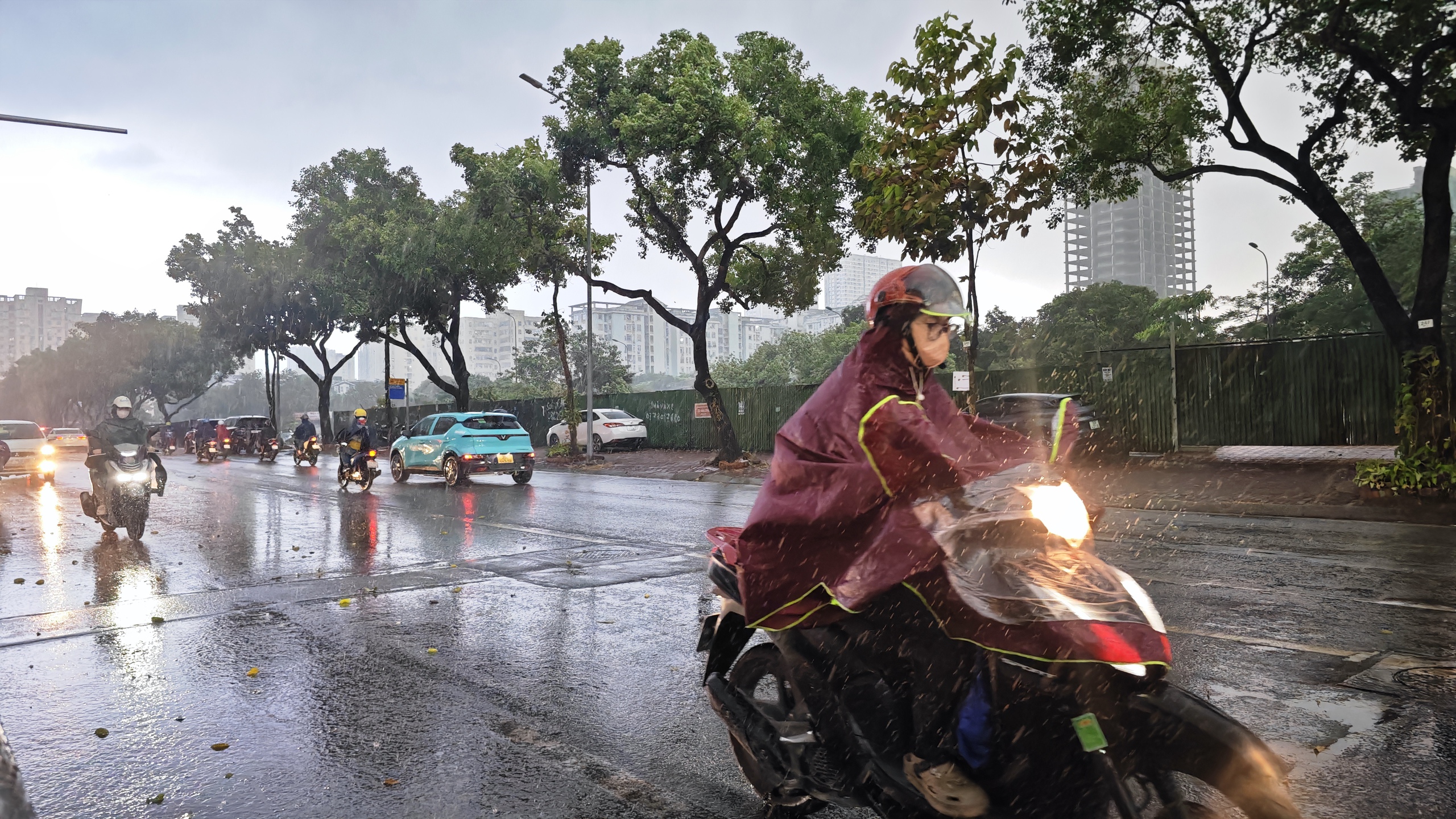 Ảnh, clip: Hà Nội tối đen vì mưa lớn, sấm chớp sáng rực bầu trời khiến ai nấy giật mình - Ảnh 6.