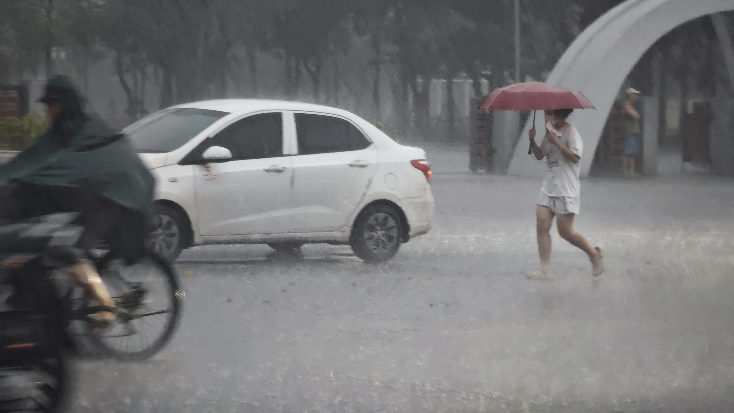Ảnh, clip: Hà Nội tối đen vì mưa lớn, sấm chớp sáng rực bầu trời khiến ai nấy giật mình - Ảnh 16.