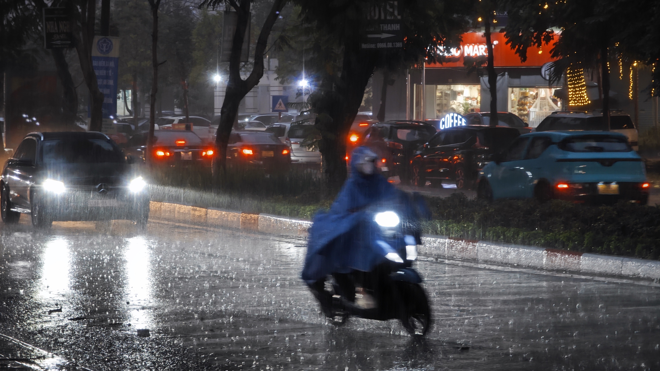 Ảnh, clip: Hà Nội tối đen vì mưa lớn, sấm chớp sáng rực bầu trời khiến ai nấy giật mình - Ảnh 17.