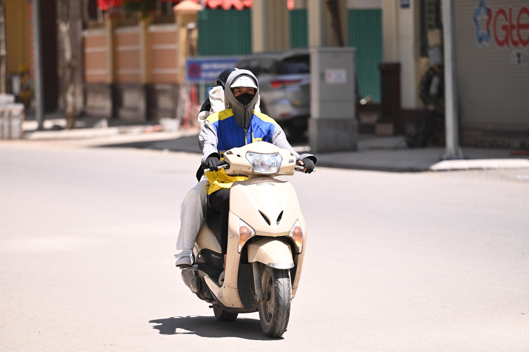 Hà Nội ghi nhận mức nhiệt cao nhất cả nước: Trung tâm Thủ đô nóng ngột ngạt khó thở, người dân vật vã giữa “chảo lửa” 38,7 độ C- Ảnh 6. Hà Nội ghi nhận mức nhiệt cao nhất cả nước: Trung tâm Thủ đô nóng ngột ngạt khó thở, người dân vật vã giữa “chảo lửa” 38,7 độ C- Ảnh 6.