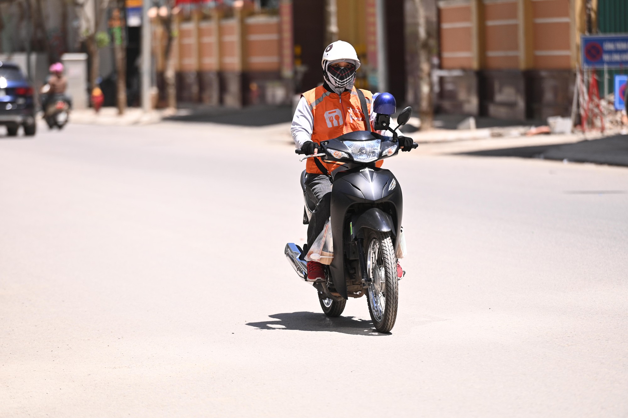 Hà Nội ghi nhận mức nhiệt cao nhất cả nước: Trung tâm Thủ đô nóng ngột ngạt khó thở, người dân vật vã giữa “chảo lửa” 38,7 độ C- Ảnh 8. Hà Nội ghi nhận mức nhiệt cao nhất cả nước: Trung tâm Thủ đô nóng ngột ngạt khó thở, người dân vật vã giữa “chảo lửa” 38,7 độ C- Ảnh 8.
