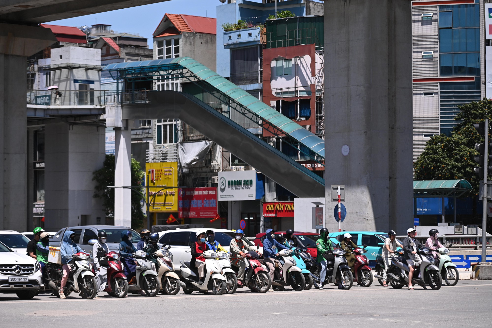 Hà Nội ghi nhận mức nhiệt cao nhất cả nước: Trung tâm Thủ đô nóng ngột ngạt khó thở, người dân vật vã giữa “chảo lửa” 38,7 độ C- Ảnh 3. Hà Nội ghi nhận mức nhiệt cao nhất cả nước: Trung tâm Thủ đô nóng ngột ngạt khó thở, người dân vật vã giữa “chảo lửa” 38,7 độ C- Ảnh 3.