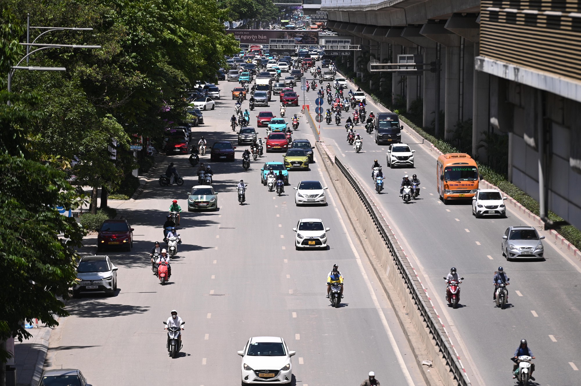 Hà Nội ghi nhận mức nhiệt cao nhất cả nước: Trung tâm Thủ đô nóng ngột ngạt khó thở, người dân vật vã giữa “chảo lửa” 38,7 độ C- Ảnh 2. Hà Nội ghi nhận mức nhiệt cao nhất cả nước: Trung tâm Thủ đô nóng ngột ngạt khó thở, người dân vật vã giữa “chảo lửa” 38,7 độ C- Ảnh 2.