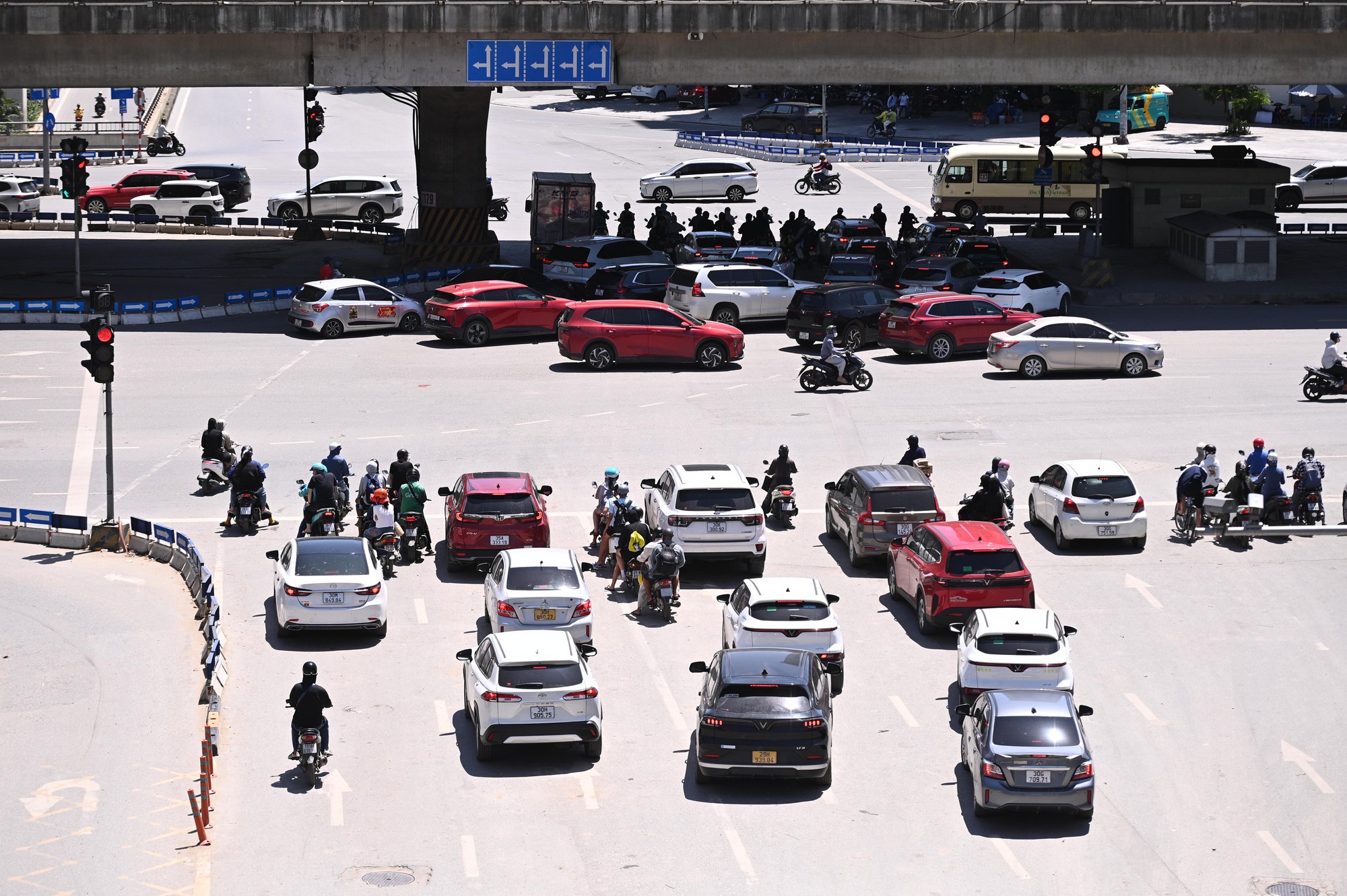 Hà Nội ghi nhận mức nhiệt cao nhất cả nước: Trung tâm Thủ đô nóng ngột ngạt khó thở, người dân vật vã giữa “chảo lửa” 38,7 độ C- Ảnh 1. Hà Nội ghi nhận mức nhiệt cao nhất cả nước: Trung tâm Thủ đô nóng ngột ngạt khó thở, người dân vật vã giữa “chảo lửa” 38,7 độ C- Ảnh 1.