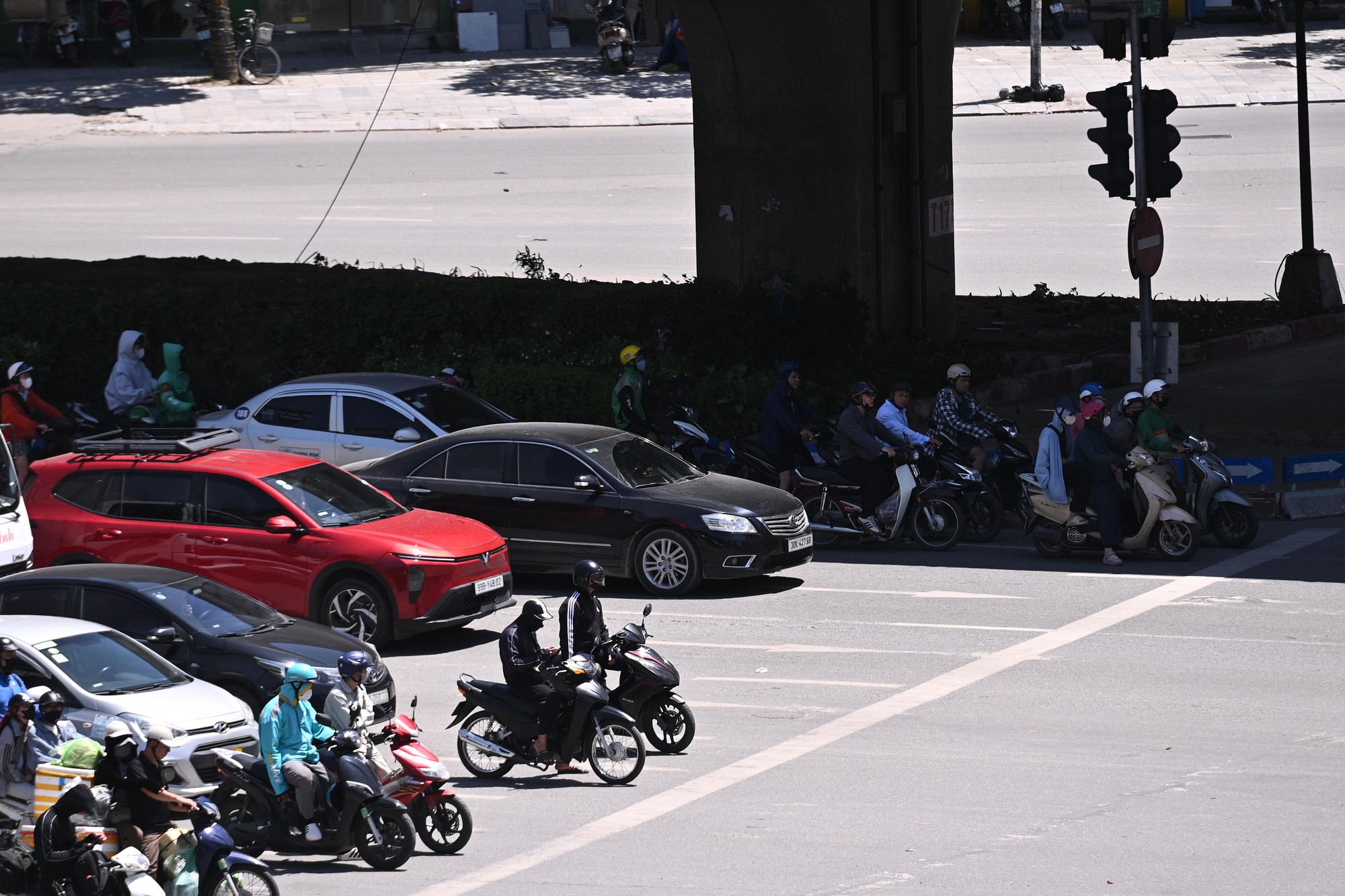 Hà Nội ghi nhận mức nhiệt cao nhất cả nước: Trung tâm Thủ đô nóng ngột ngạt khó thở, người dân vật vã giữa “chảo lửa” 38,7 độ C- Ảnh 4. Hà Nội ghi nhận mức nhiệt cao nhất cả nước: Trung tâm Thủ đô nóng ngột ngạt khó thở, người dân vật vã giữa “chảo lửa” 38,7 độ C- Ảnh 4.