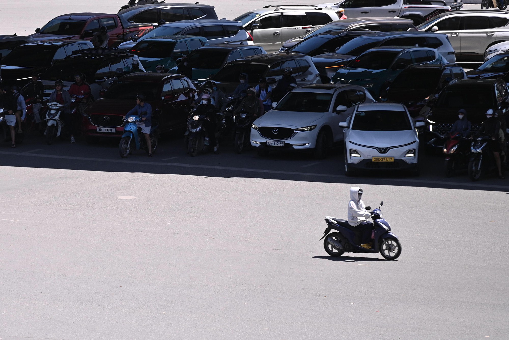 Hà Nội ghi nhận mức nhiệt cao nhất cả nước: Trung tâm Thủ đô nóng ngột ngạt khó thở, người dân vật vã giữa “chảo lửa” 38,7 độ C- Ảnh 5. Hà Nội ghi nhận mức nhiệt cao nhất cả nước: Trung tâm Thủ đô nóng ngột ngạt khó thở, người dân vật vã giữa “chảo lửa” 38,7 độ C- Ảnh 5.
