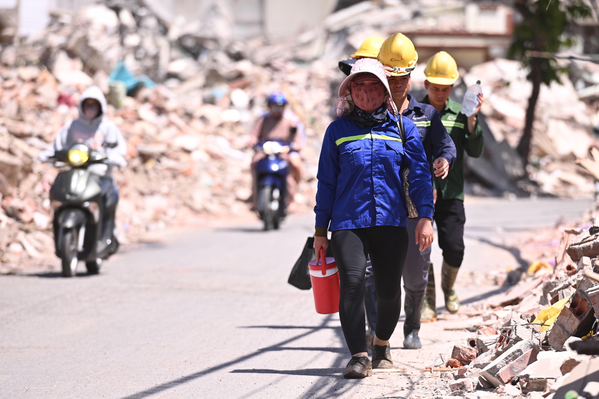 Hà Nội ghi nhận mức nhiệt cao nhất cả nước: Trung tâm Thủ đô nóng ngột ngạt khó thở, người dân vật vã giữa “chảo lửa” 38,7 độ C- Ảnh 10. Hà Nội ghi nhận mức nhiệt cao nhất cả nước: Trung tâm Thủ đô nóng ngột ngạt khó thở, người dân vật vã giữa “chảo lửa” 38,7 độ C- Ảnh 10.