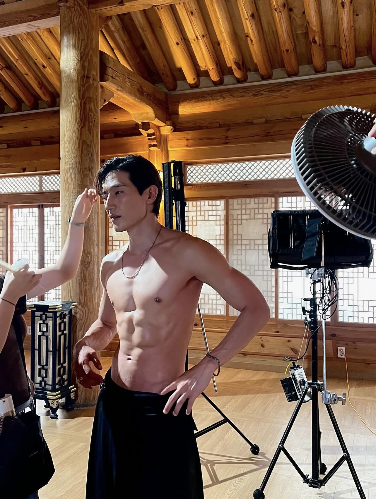 Thủ tướng đẹp nhất màn ảnh: Body toàn múi cực phẩm, cứ xuất hiện là như trình diễn thời trang- Ảnh 9.