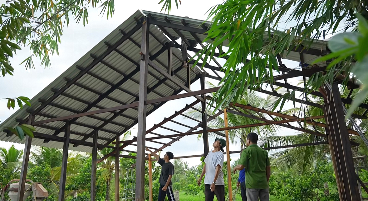 Lê Tuấn Khang xây nhà riêng lợp tôn sau 4 năm nổi tiếng, chiếc cầu thang dẫn lên trần nhà gây xôn xao: Dùng để đi đâu vậy?- Ảnh 2.