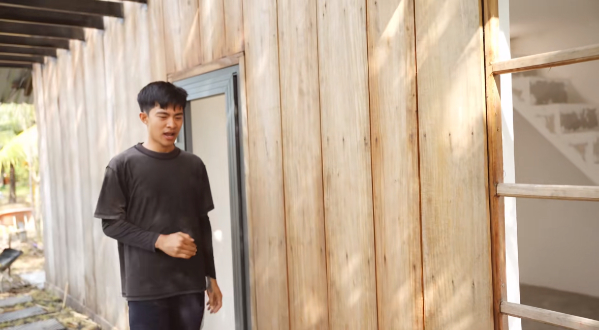 Lê Tuấn Khang xây nhà riêng lợp tôn sau 4 năm nổi tiếng, chiếc cầu thang dẫn lên trần nhà gây xôn xao: Dùng để đi đâu vậy?- Ảnh 11.