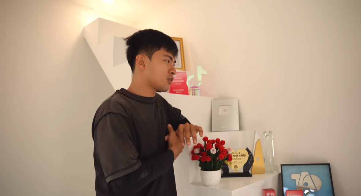Lê Tuấn Khang xây nhà riêng lợp tôn sau 4 năm nổi tiếng, chiếc cầu thang dẫn lên trần nhà gây xôn xao: Dùng để đi đâu vậy?- Ảnh 9.