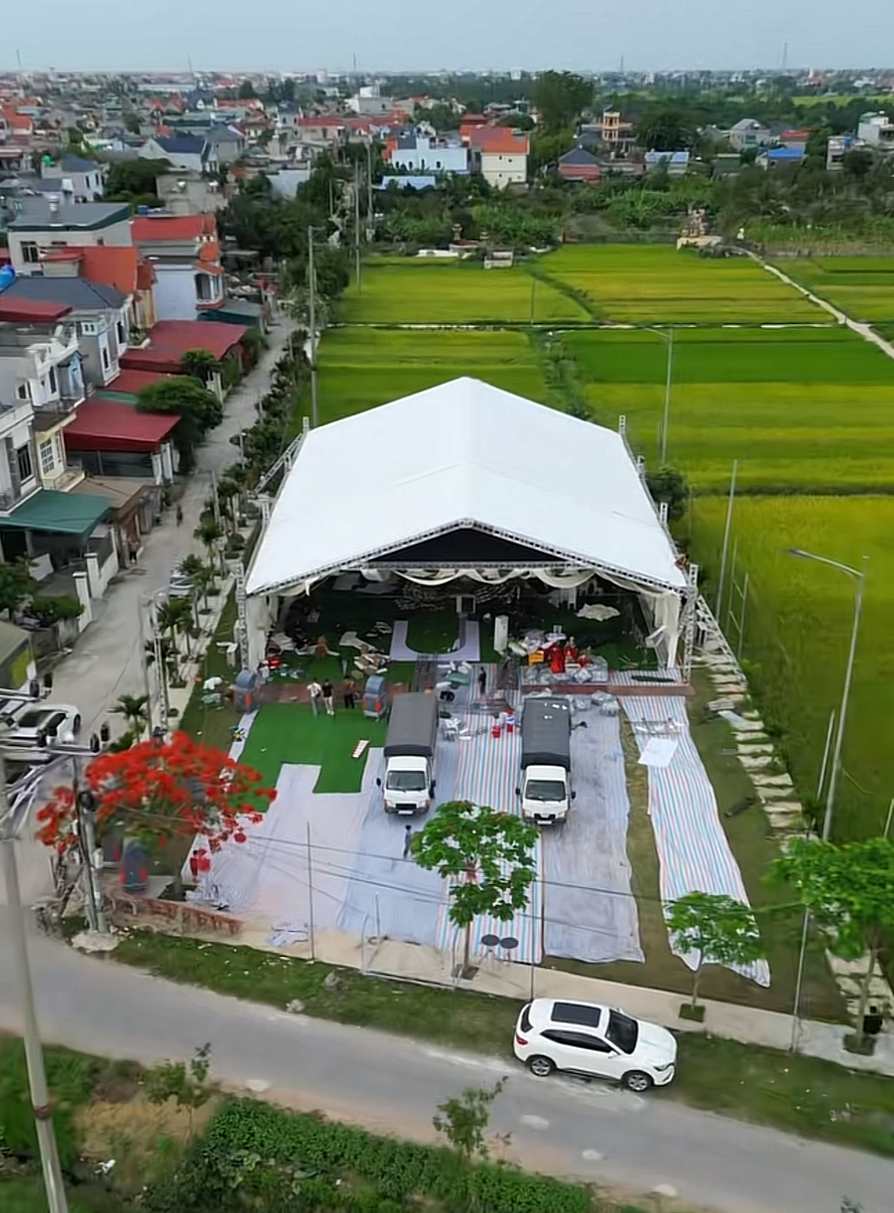 Văn Thanh dựng rạp cưới trên sân bóng, đèn lên lung linh "oách" nhất xóm chuẩn bị rước nàng tiểu thư về dinh- Ảnh 2. Văn Thanh dựng rạp cưới trên sân bóng, đèn lên lung linh "oách" nhất xóm chuẩn bị rước nàng tiểu thư về dinh- Ảnh 2.