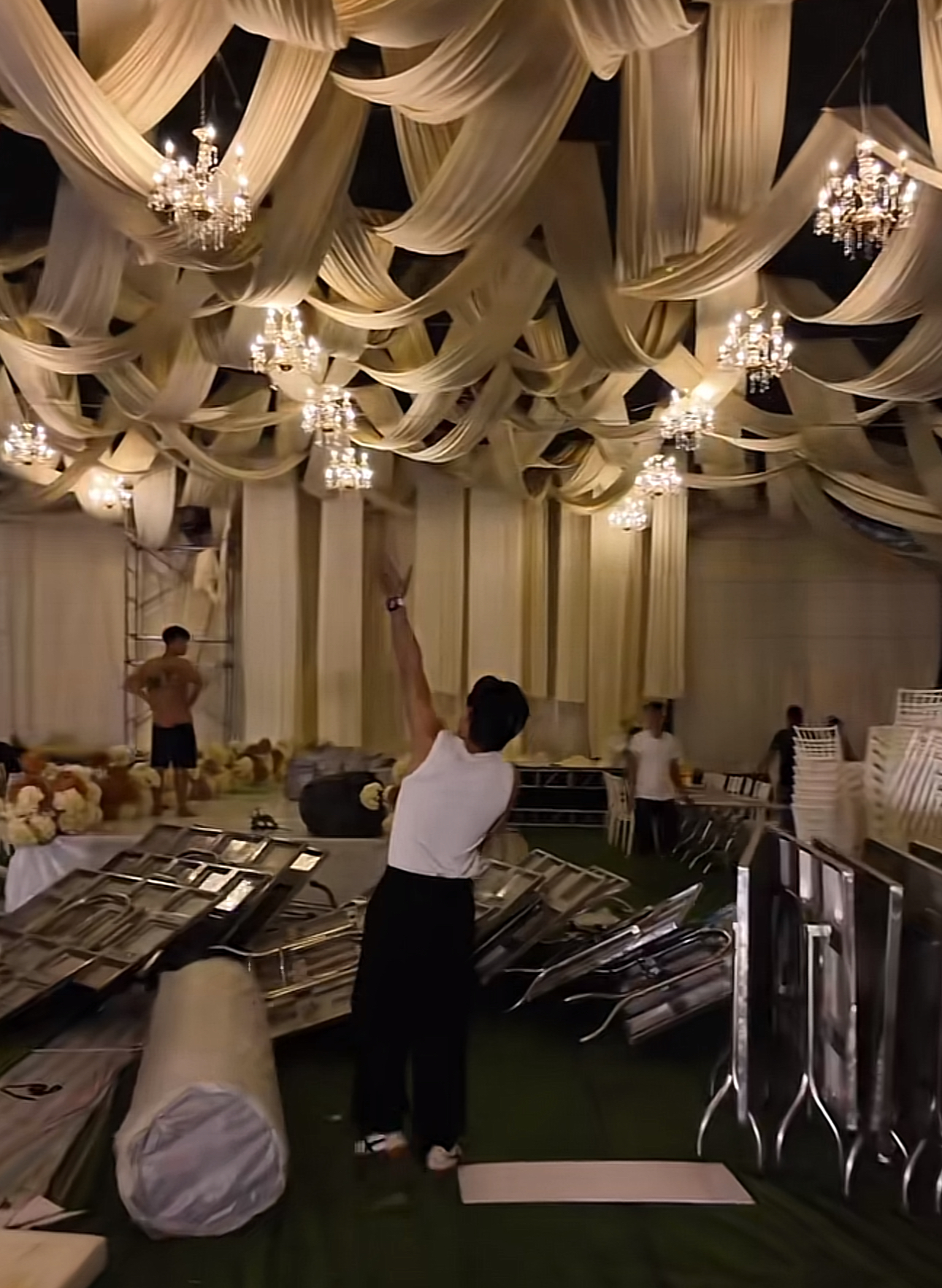 Văn Thanh dựng rạp cưới trên sân bóng, đèn lên lung linh "oách" nhất xóm chuẩn bị rước nàng tiểu thư về dinh- Ảnh 5. Văn Thanh dựng rạp cưới trên sân bóng, đèn lên lung linh "oách" nhất xóm chuẩn bị rước nàng tiểu thư về dinh- Ảnh 5.