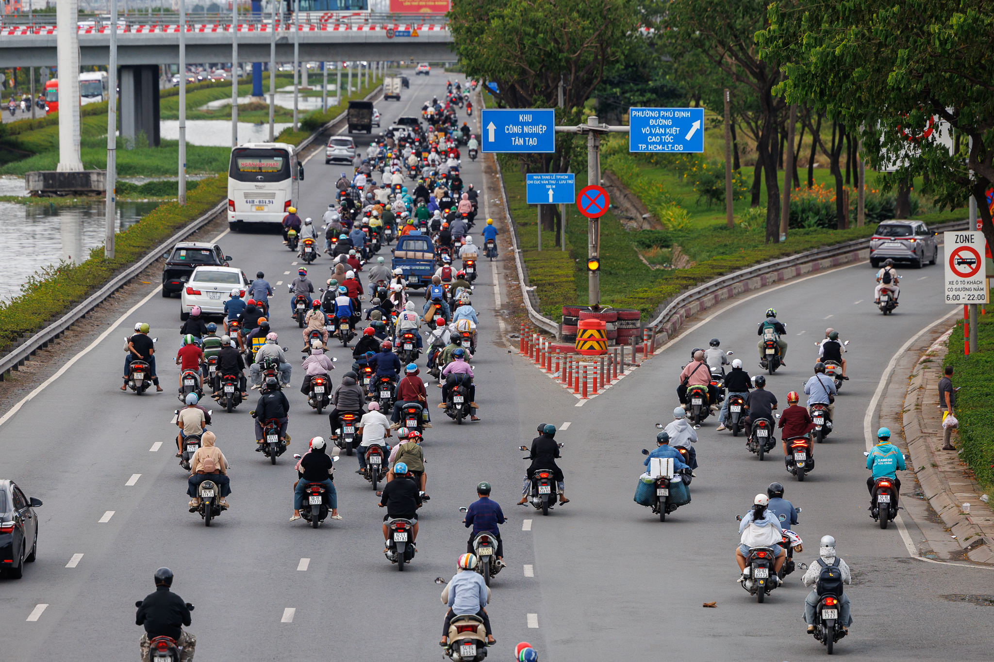 Dấu hiệu HẾT LỄ chính là cảnh trái ngược trên 2 làn đường cửa ngõ lúc này! - Ảnh 25.