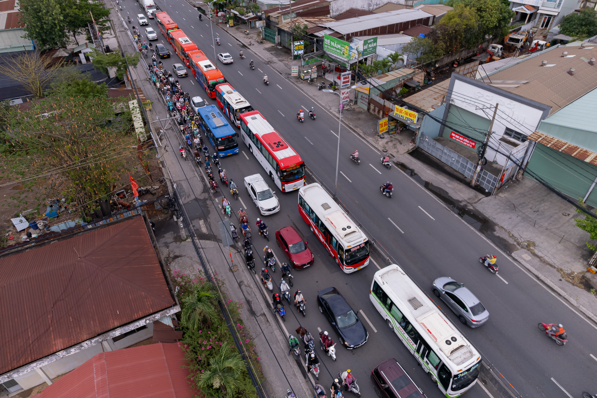 Dấu hiệu HẾT LỄ chính là cảnh trái ngược trên 2 làn đường cửa ngõ lúc này! - Ảnh 26.