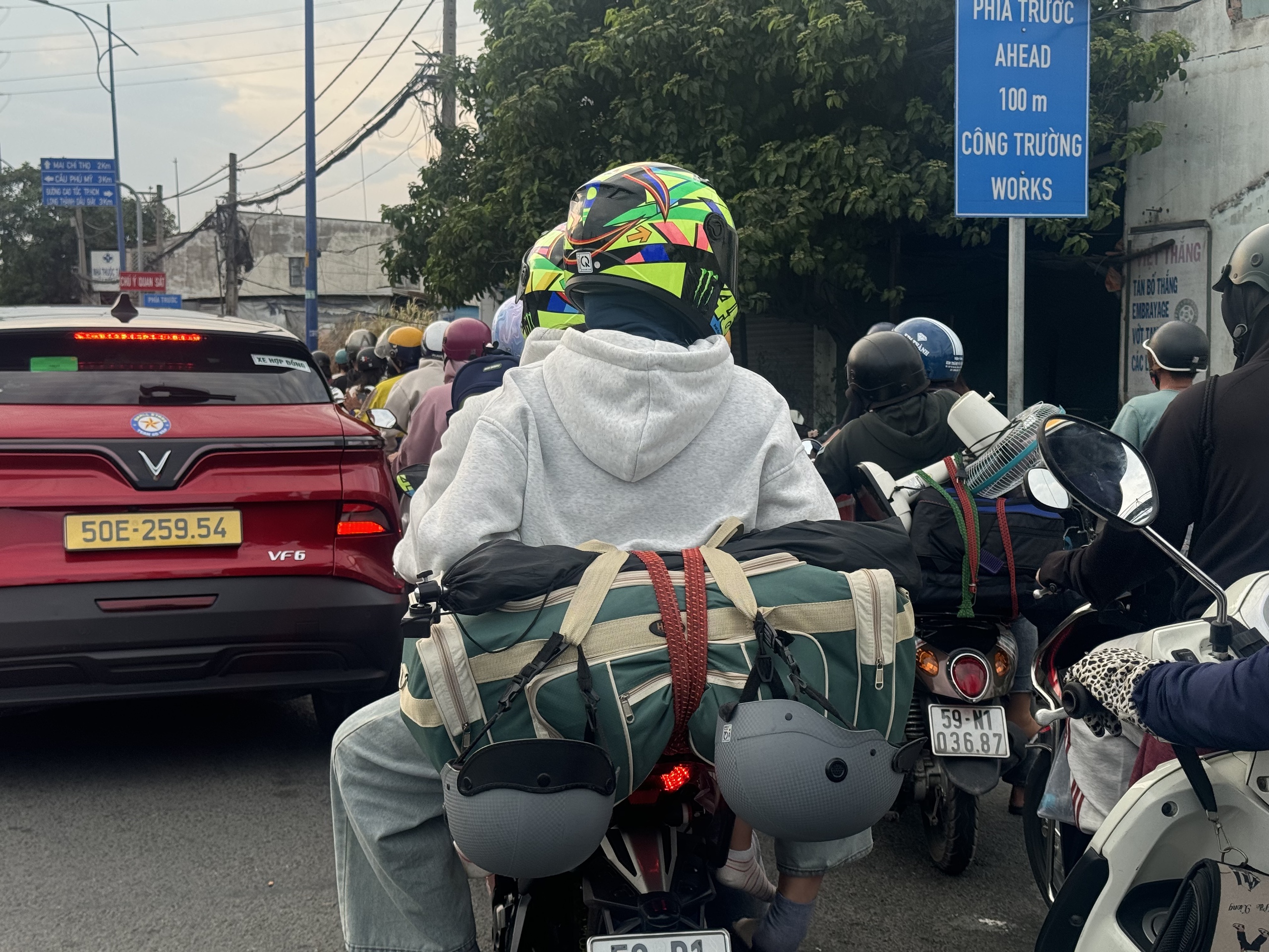 Dấu hiệu HẾT LỄ chính là cảnh trái ngược trên 2 làn đường cửa ngõ lúc này! - Ảnh 29.