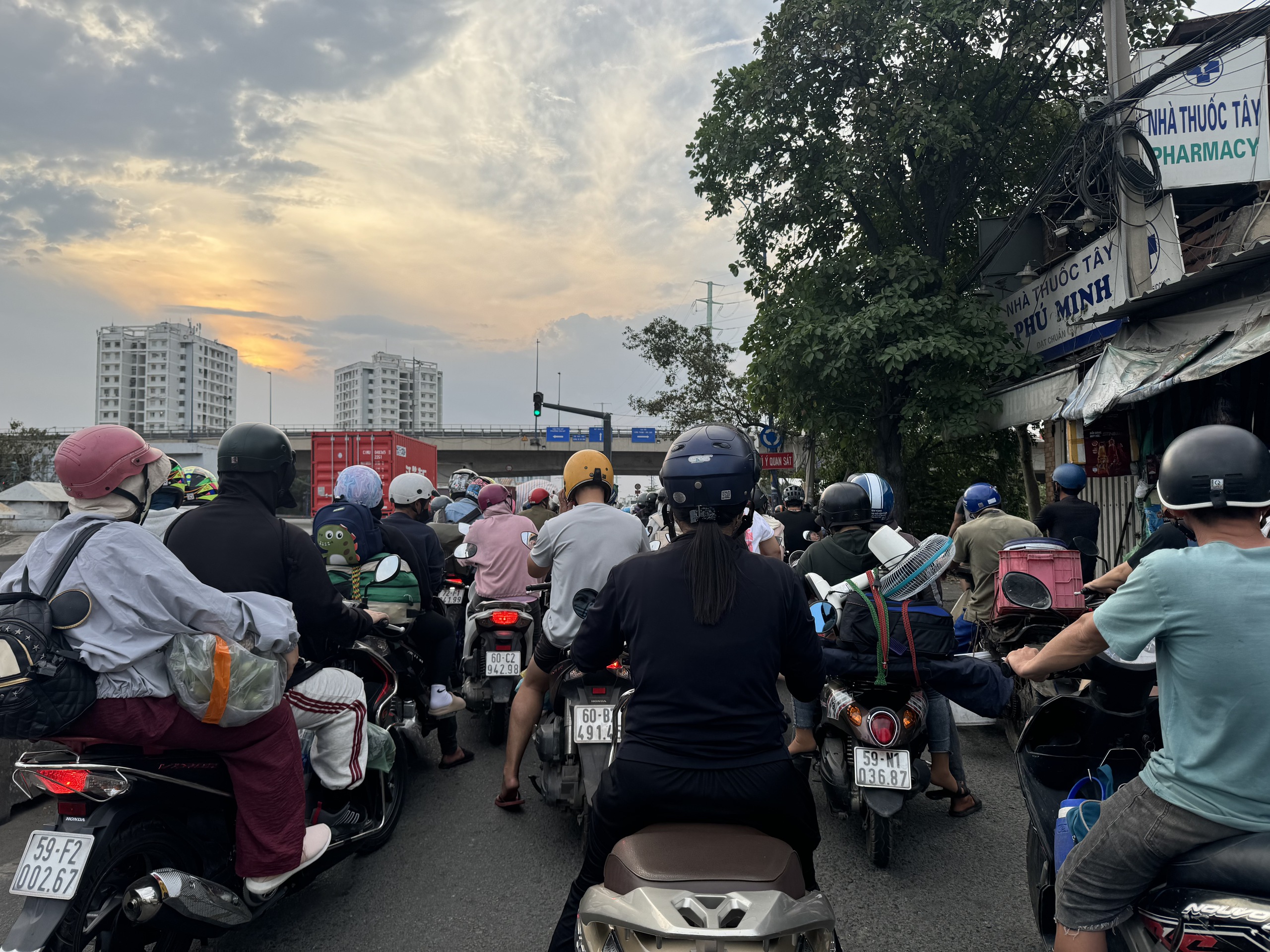 Dấu hiệu HẾT LỄ chính là cảnh trái ngược trên 2 làn đường cửa ngõ lúc này! - Ảnh 31.