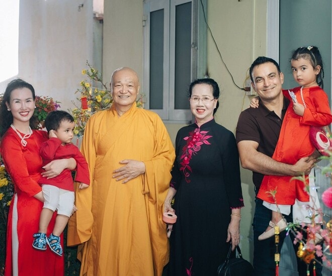 Nữ ca sĩ hàng đầu Việt Nam: Cha ruột nương nhờ cửa Phật, lấy chồng ngoại quốc, 2 con ăn chay từ 0 tuổi- Ảnh 1.