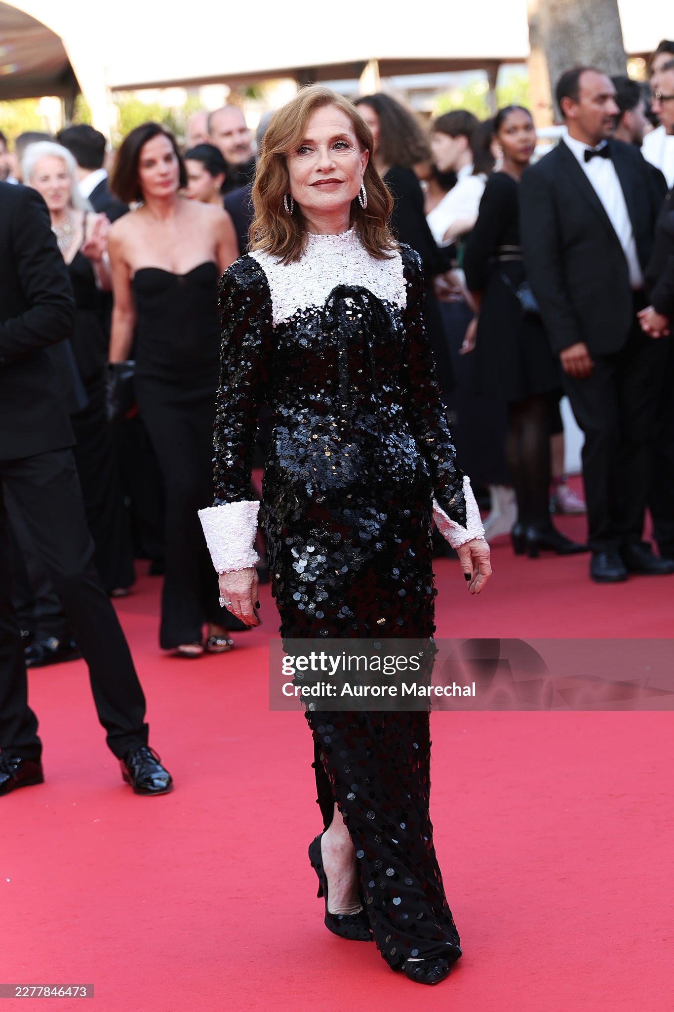 Thảm đỏ bế mạc Cannes 2026: "Thiên thần nội y" tóc hồng chiếm trọn spotlight, sao phim Avatar tình tứ hôn chồng- Ảnh 28.