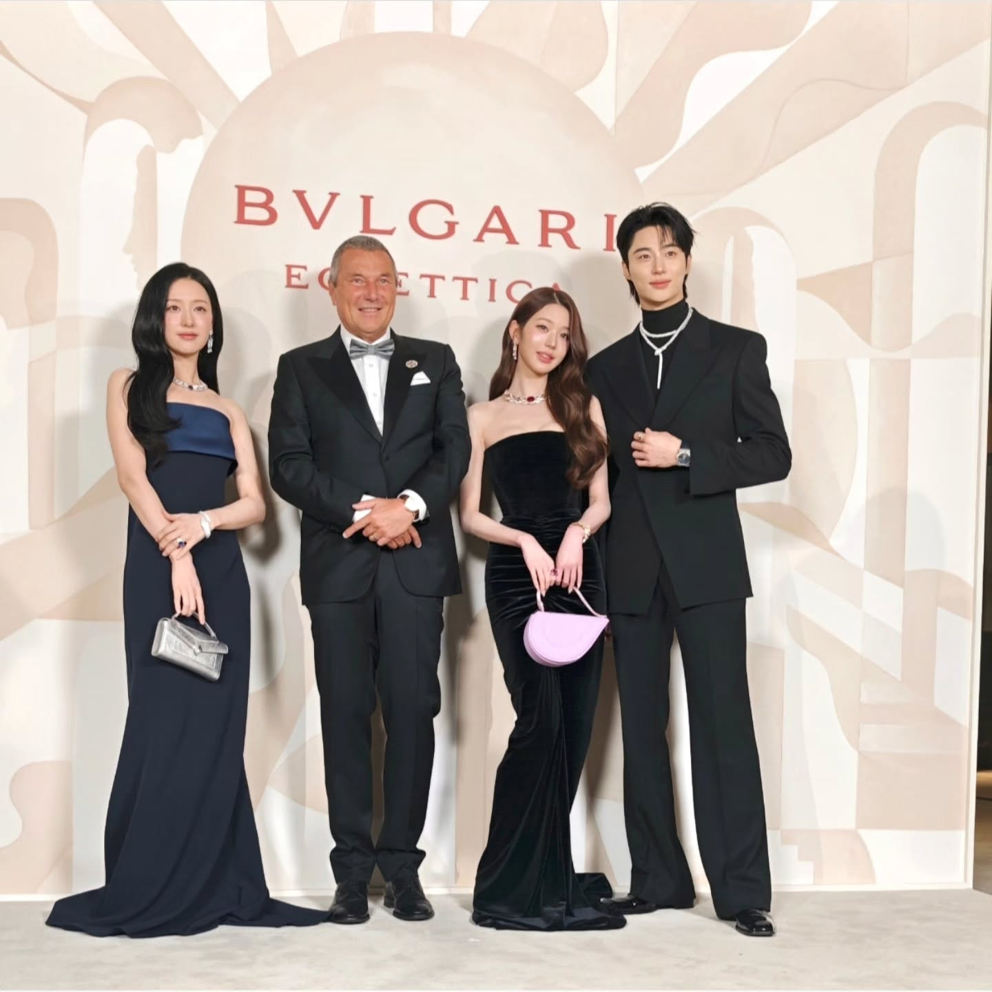 Thực hư chuyện khe ngực của "công chúa Kpop" bị xoá sạch bởi tay BVLGARI- Ảnh 1.