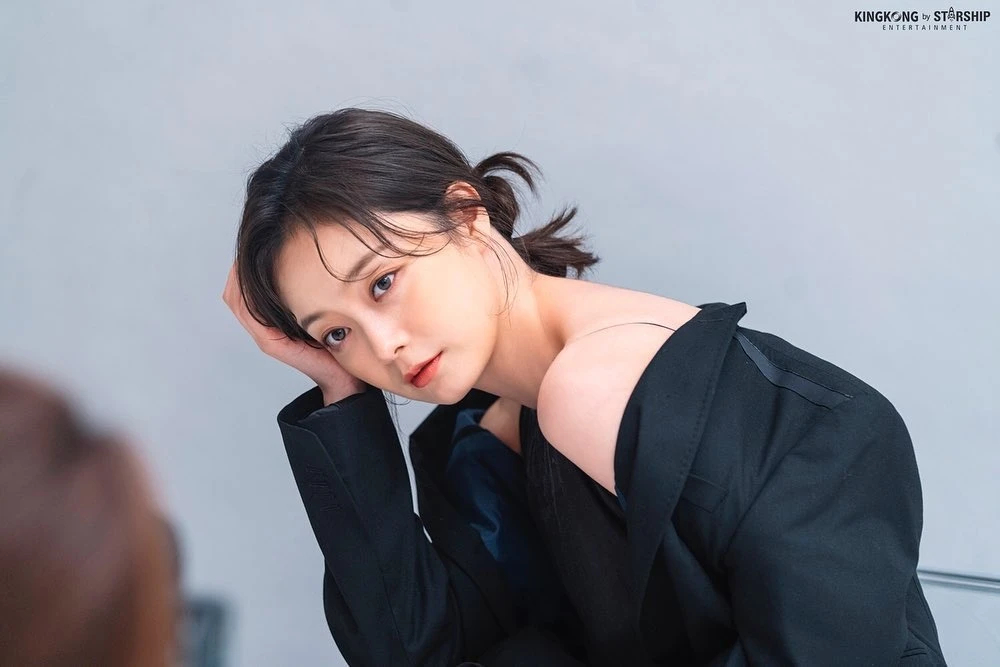 "Mỹ nhân bị ghét nhất Running Man” hết thời đi phục vụ ở quán cà phê, bị chủ quán cấm làm 2 điều trong khi đang làm việc- Ảnh 1.