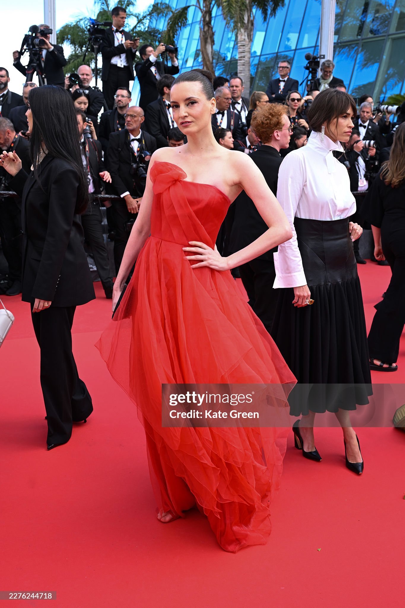 Thảm đỏ Cannes ngày 3: Châu Dã - Viên San San đại chiến visual, Win Metawin điển trai ngút ngàn- Ảnh 35.