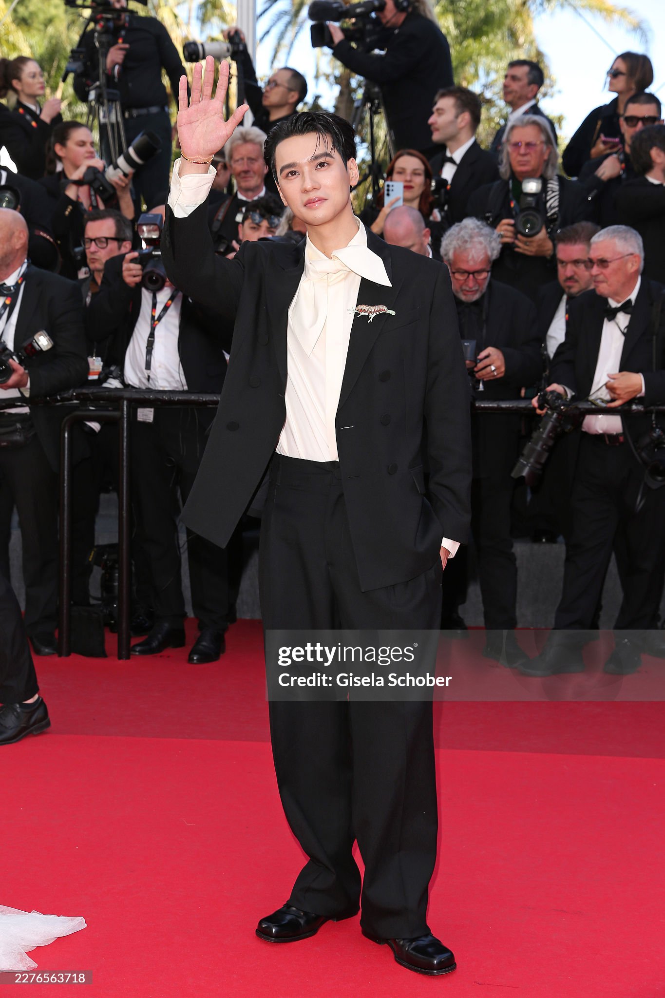 Thảm đỏ Cannes ngày 5: "Chị đại" Chompoo Araya chiếm trọn spotlight, siêu mẫu Nga ngang nhiên hở bạo phạm quy- Ảnh 15.